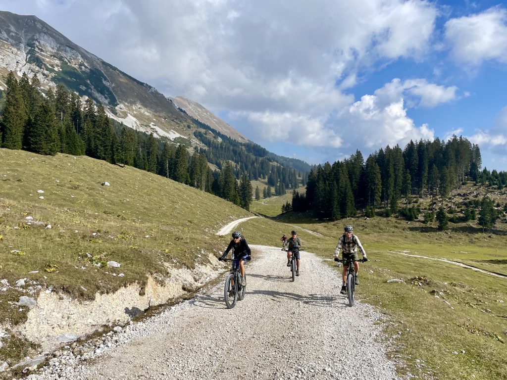 En bicicleta por los pastos de Kofce