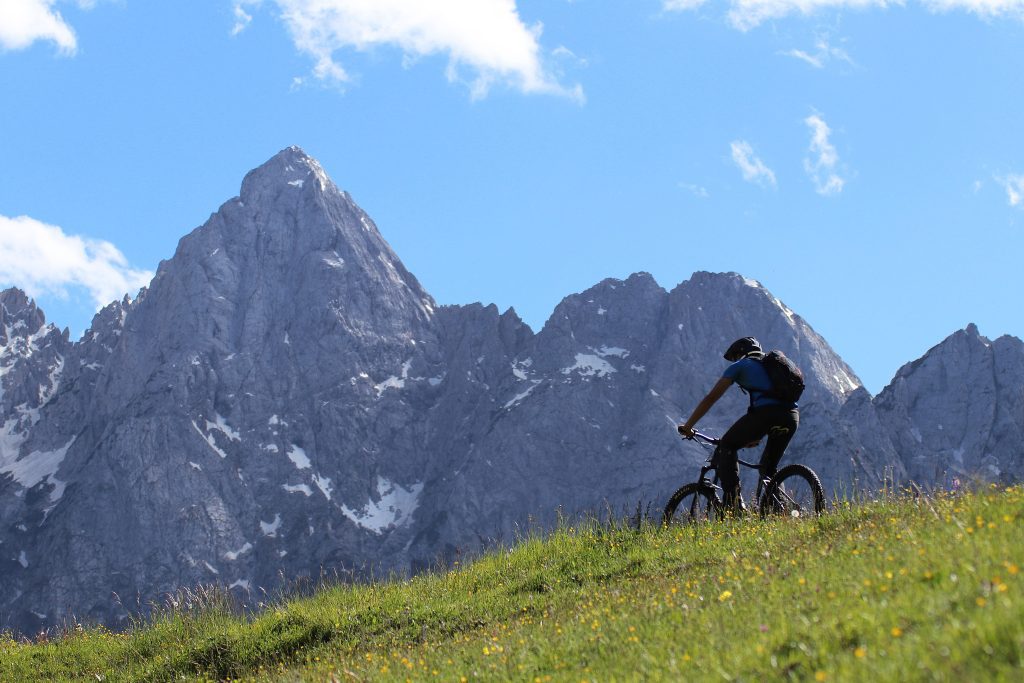 Radfahren mit Blick auf die Julischen Alpen