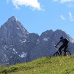 Bicicleta con vistas a los Alpes Julianos