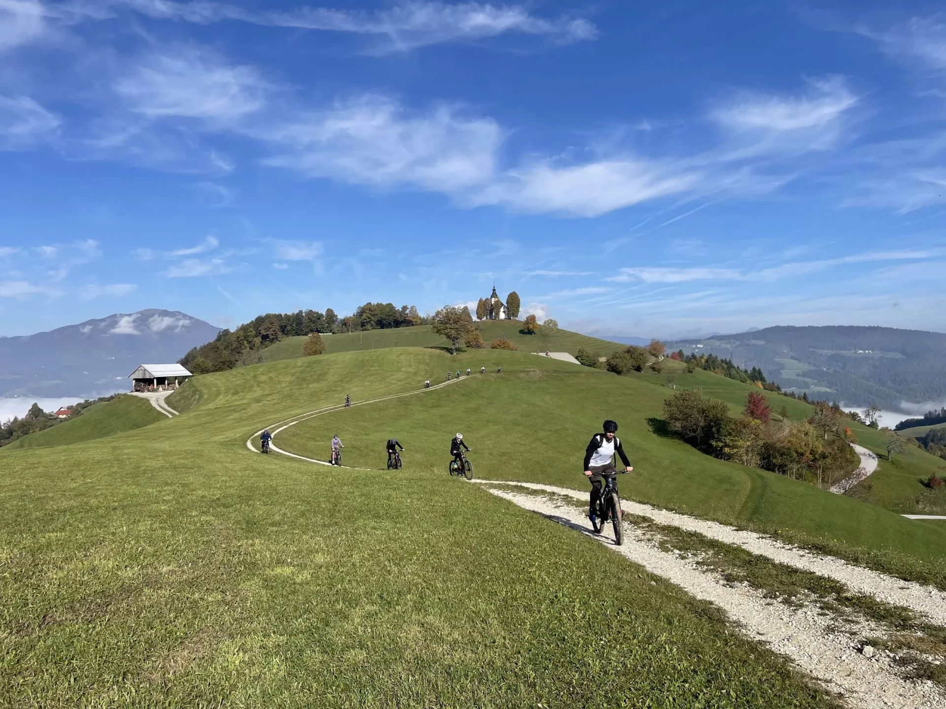 Fantastisk terräng för mountainbikecykling i Bukov Vrh Poljane-dalen